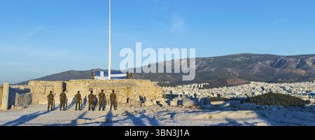 Athen, Griechenland: 24. September 2021: Zeremonie der griechischen Flagge an der Akropolis-Stätte während der blauen Stunde direkt nach Sonnenuntergang in Athen in Griechenland Stockfoto