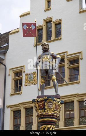 Burgdorf, Schweiz - 16. Mai 2023: Soldatenstatue und Brunnen in der Altstadt des Dorfes Burgdorf, Kanton Bern in der Schweiz während der bewölkten da Stockfoto