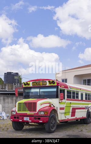 Juilgalpa, Nicaragua - 13. März 2024: Farbenfroher amerikanischer Schulbus in der Hauptstadt Juilgalpa, Abteilung Chontales von Nicaragua Stockfoto