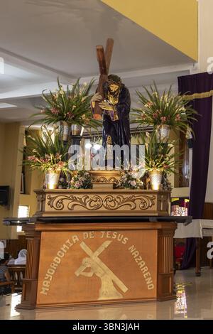 Juilgalpa, Nicaragua - 13. März 2024: Im Inneren der Juilgalpa Himmelfahrt der katholischen Kathedrale unserer Dame entlang des zentralen Parks in Juilgalpa Hauptstadt CH Stockfoto