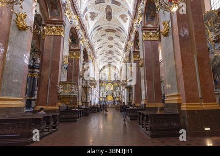 Polen, Tschenstochau - 19. Juli 2023: Innenraum des Klosters und der Kirche Jasna Gora. Polnisch-katholische Wallfahrtsstätte mit Black Madonna Wunderkind Stockfoto