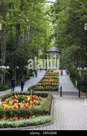 Polanica Zdroj, Polen, 16. Juli 2023: Park Zdrojowy W Polanicy-Zdroju in der Stadt Polanica Zdroj im Kreis Klodzko, Woiwodschaft Niederschlesien im Westen Stockfoto