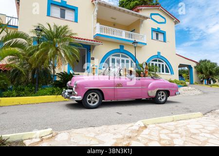 Varadero, Kuba - 2. September 2023: Pink Chevrolet Styleline Deluxe Cabriolet 1955 in den Straßen von Varadero, Kuba mit Touristen Stockfoto