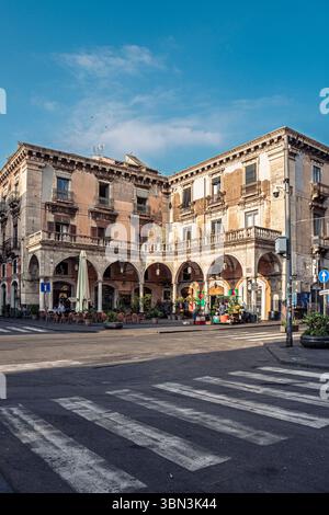 CATANIA, SIZILIEN, ITALIEN - 30. JUNI 2025: Eine vertikale Aufnahme der historischen Piazza Mazzini und ihrer einzigartigen Architektur in Catania. Stockfoto