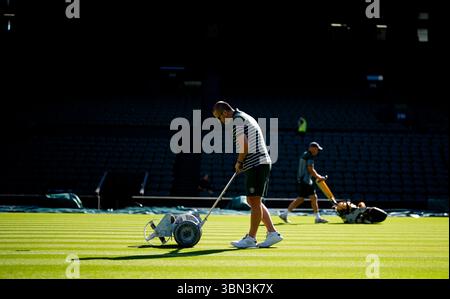 Das Bodenpersonal bereitet den Center Court am ersten Tag der Wimbledon Championships 2025 im All England Lawn Tennis and Croquet Club in London vor. Bilddatum: Montag, 30. Juni 2025. Stockfoto