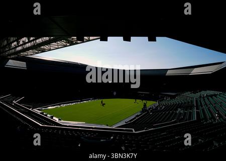 Das Bodenpersonal bereitet den Center Court am ersten Tag der Wimbledon Championships 2025 im All England Lawn Tennis and Croquet Club in London vor. Bilddatum: Montag, 30. Juni 2025. Stockfoto