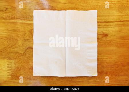 Es ist ein Stück Taschentuch auf Holztisch. Stockfoto