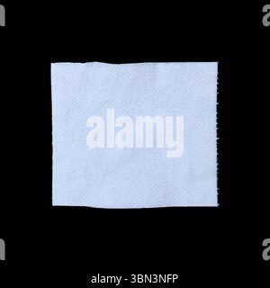 Es handelt sich um gefaltetes Tissue-Papier, das auf Schwarz isoliert ist. Stockfoto