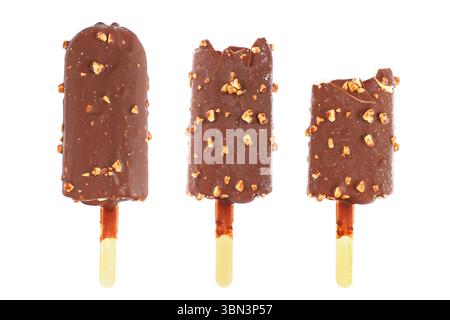 Es sind drei Schokoladeneisstäbchen mit Mandel und Biss isoliert auf weiß. Stockfoto