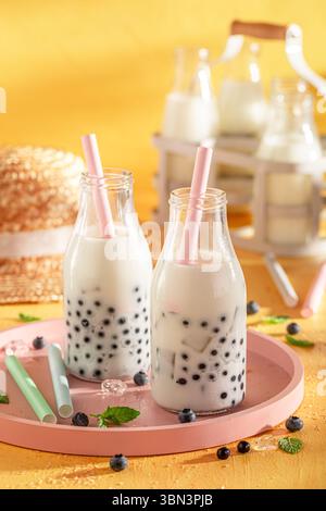 Süßer Blaubeeren-Bubble-Tee als kühles erfrischendes Getränk für den Sommer. Gekühltes Getränk für heiße Tage. Stockfoto