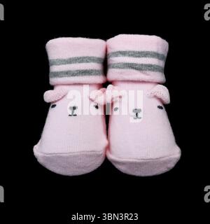 Es sind niedliche Babysocken isoliert auf weiß. Stockfoto