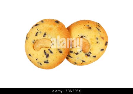 Es sind zwei Cashewnusskekse mit Schokoladensplitter isoliert auf weiß. Stockfoto