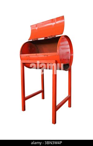 Es ist ein Grillofen aus Öltank isoliert auf weiß. Stockfoto