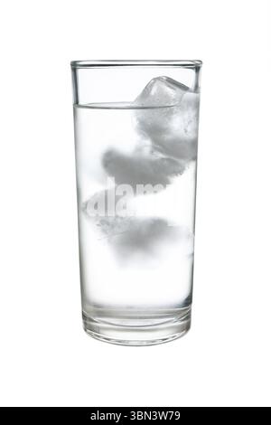 Es ist kaltes Eiswasser in Highball- oder Longdrink-Glas isoliert auf weiß. Stockfoto