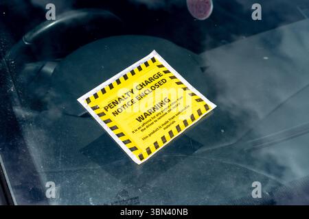 Parkplatz Strafennachricht auf Auto Windschutzscheibe Stockfoto