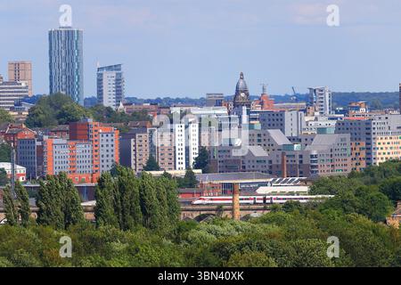 Ein Azuma-Zug überquert das Kirkstall Viaduct auf seiner Hinreise vom Stadtzentrum von Leeds, West Yorkshire, Großbritannien Stockfoto
