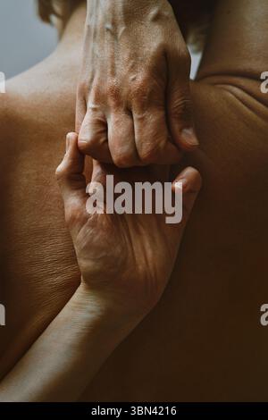 Rückansicht einer Frau mit Händen hinter dem Rücken Stockfoto