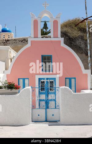 Die rosa-blaue Fassade der orthodoxen Kirche in Oia, Santorin, Griechenland Stockfoto