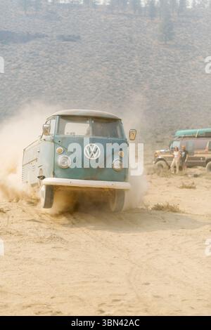 Vintage-Van, der Staub in der Staubschale aufwirbelt Stockfoto