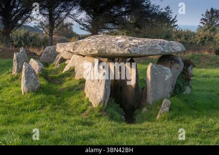 Frankreich. Bretagne. Cotes d'Armor. Tregor. L' Ile Grande (Gemeinde Pleumeur-Bodou) L' allee Couverte. (Spätneolithisches Grab. 2000 bis 3000 v. Chr.)) * Franc Stockfoto