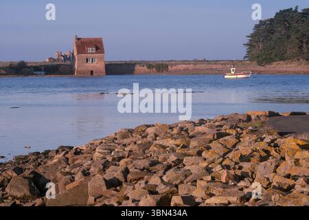 Frankreich. Bretagne. Cotes d'Armor. Tregor. Bugueles. Balanec Island Gezeitenmühle Stockfoto