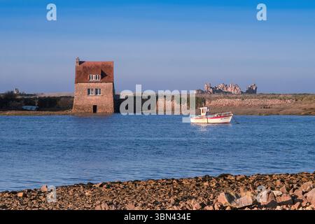 Frankreich. Bretagne. Cotes d'Armor. Tregor. Bugueles. Balanec Island Gezeitenmühle Stockfoto