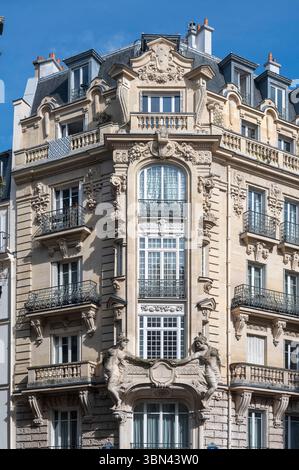 Frankreich. Paris. Bezirk 10. Verzierung der Fassade der Rue d'Abbeville 16. Dieses bemerkenswerte Gebäude wurde 1899 vom Architekten Georges Massa erbaut Stockfoto