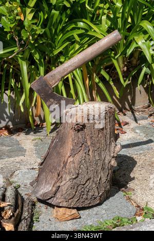 Häckselblock und Axt Stockfoto