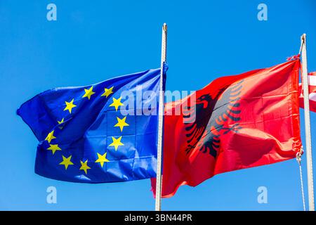 Europäische Flagge und albanische Flagge mit Doppeladler, Stockfoto