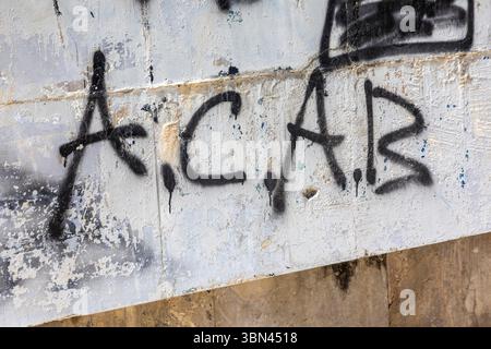 Anti-Polizei-Slogan: ACAB, alle Cops sind Bastarde. Stockfoto