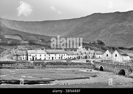 Ein Foto aus dem späten 19. Jahrhundert des Dorfes Leenaun am Südufer des Killary Harbour und am nördlichen Rand von Connemara im County Galway, Irland. Er liegt dort, wo das tiefe u-förmige Maam Valley, begrenzt durch den Devilsmother im Osten und das Massiv des Leenaun Hill im Westen, auf den Killary Harbour trifft, Irlands tiefsten Fjord. Stockfoto