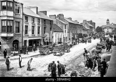 Ein Foto aus dem späten 19. Jahrhundert von Pferden und Wagen, die Schafe transportieren, zum Verkauf auf dem Bauernmarkt in Roscommon, der County Town und der größten Stadt im County Roscommon in Irland. Stockfoto