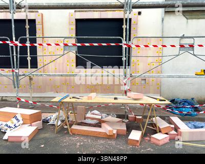 ITE. Außenwärmedämmung eines alten Hauses auf Basis von Polyurethanschaum. Stockfoto