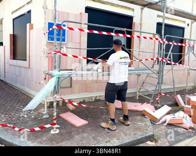 ITE. Außenwärmedämmung eines alten Hauses auf Basis von Polyurethanschaum. Weber Stockfoto