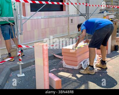 ITE. Außenwärmedämmung eines alten Hauses auf Basis von Polyurethanschaum. Stockfoto