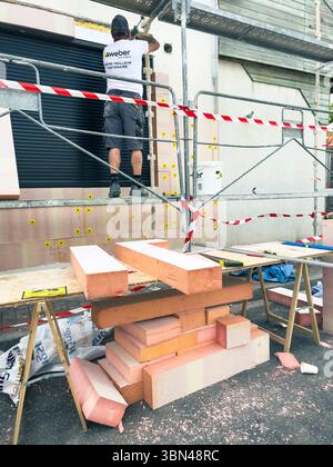 ITE. Außenwärmedämmung eines alten Hauses auf Basis von Polyurethanschaum. Stockfoto