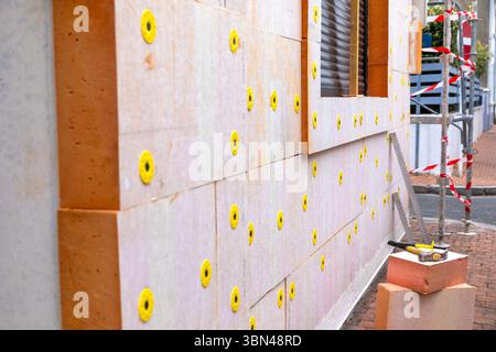 ITE. Außenwärmedämmung eines alten Hauses auf Basis von Polyurethanschaum. Stockfoto