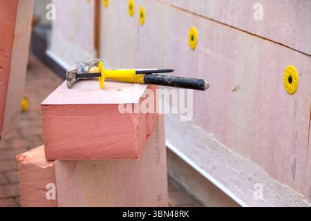 ITE. Außenwärmedämmung eines alten Hauses auf Basis von Polyurethanschaum. Stockfoto
