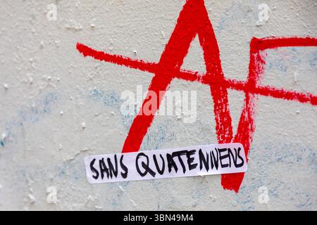 Inschrift auf einer AF-Wand in Rot, mit einem Quatennens-freien Etikett in Bezug auf Adrien Quatennens, Parlamentsabgeordneter wegen häuslicher Gewalt verurteilt. Stockfoto