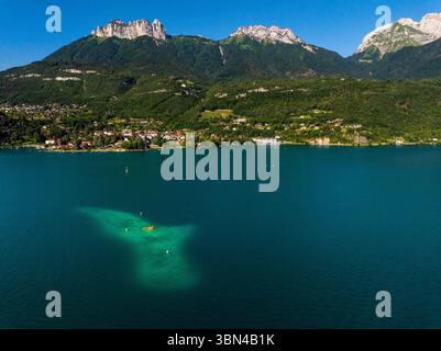 Frankreich, Auvergne-Rhone-Alpes, Haute-Savoie, Lake Annecy. Roselet-Schwarm. Im Hintergrund gipfelt Aravis: pointe de la Tournette auf der rechten Seite, Dents de Stockfoto