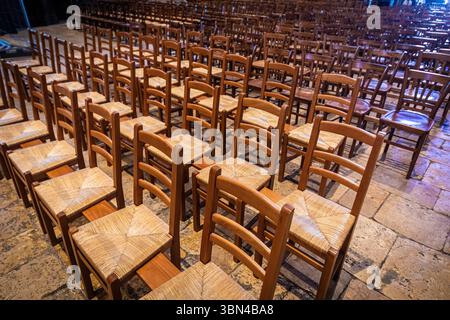 Leere Stühle in einer Kirche Stockfoto