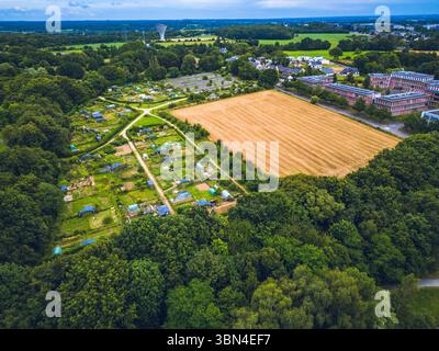 Frankreich, Bretagne, Ille-et-Vilaine, Rennes. Blick aus der Vogelperspektive auf Gemeinschaftsgärten. Patis Tatelin Kleingärten, ein Feld und Gebäude. Stockfoto
