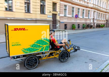 DHL-Lieferung mit Allradfahrrad Stockfoto