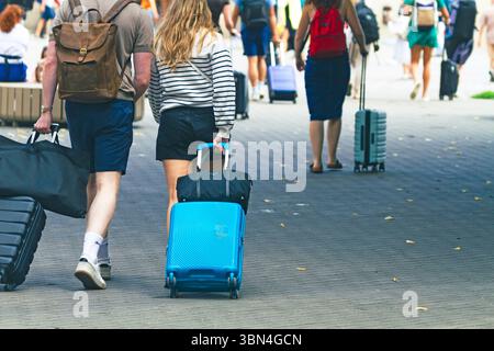 Lettland, Riga, junge Erwachsene, die mit ihren Koffern in die Stadt kommen, um zu ihrer Airbnb zu gelangen Stockfoto
