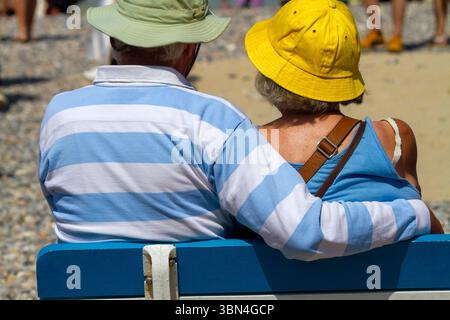 Ehepaar im Ruhestand auf einer Bank Stockfoto