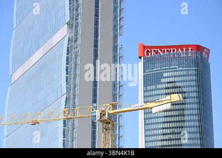 Mailand, Italien. 30. Juni 2025. Das Zeichen des Generali-Hauptquartiers ist teilweise zusammengebrochen auf dem Generali Tower, entworfen von Zaha Hadid Architects im Stadtteil City Life Credit: Piero Cruciatti/Alamy Live News Stockfoto