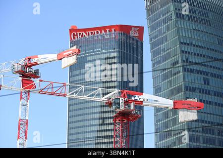 Mailand, Italien. 30. Juni 2025. Das Zeichen des Generali-Hauptquartiers ist teilweise zusammengebrochen auf dem Generali Tower, entworfen von Zaha Hadid Architects im Stadtteil City Life Credit: Piero Cruciatti/Alamy Live News Stockfoto