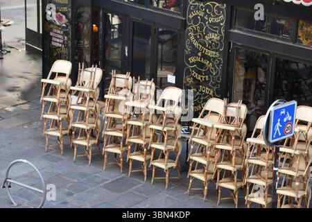 Paris, USA. Juni 2025. Am Morgen sind die Bürgersteige fast leer und die Stühle sind bis zur Öffnungszeit im späteren Tag gestapelt. (Kreditbild: © Mark Hertzberg/ZUMA Press Wire) NUR REDAKTIONELLE VERWENDUNG! Nicht für kommerzielle ZWECKE! Stockfoto