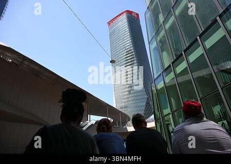 Mailand, Italien. 30. Juni 2025. Das Zeichen des Generali-Hauptquartiers ist teilweise zusammengebrochen auf dem Generali Tower, entworfen von Zaha Hadid Architects im Stadtteil City Life Credit: Piero Cruciatti/Alamy Live News Stockfoto