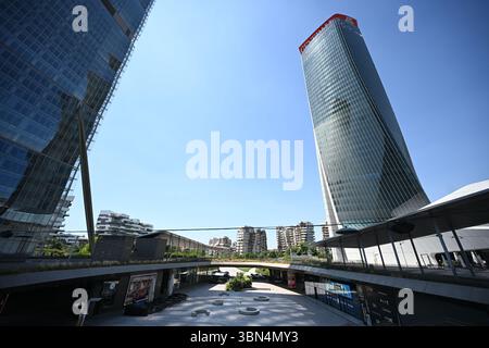 Mailand, Italien. 30. Juni 2025. Das Zeichen des Generali-Hauptquartiers ist teilweise zusammengebrochen auf dem Generali Tower, entworfen von Zaha Hadid Architects im Stadtteil City Life Credit: Piero Cruciatti/Alamy Live News Stockfoto